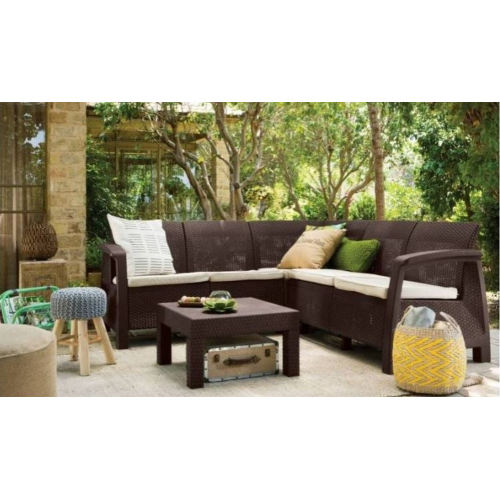 Salon Corfù en résine effet polirattan marron composé d'un canapé d'angle avec coussins et d'une table de jardin extérieur